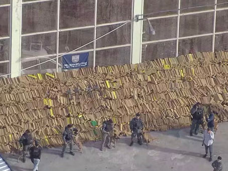 Cão da PM do Rio descobre bunker e causa prejuízo de R$ 48 milhões ao tráfico