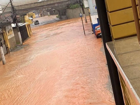 EDITORIAL — A cidade afoga, e a política segue impermeável