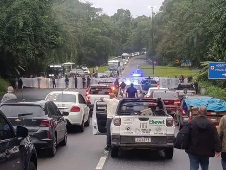 Manifestantes interditam a BR-101 em Praia Brava contra possível fechamento de hospital