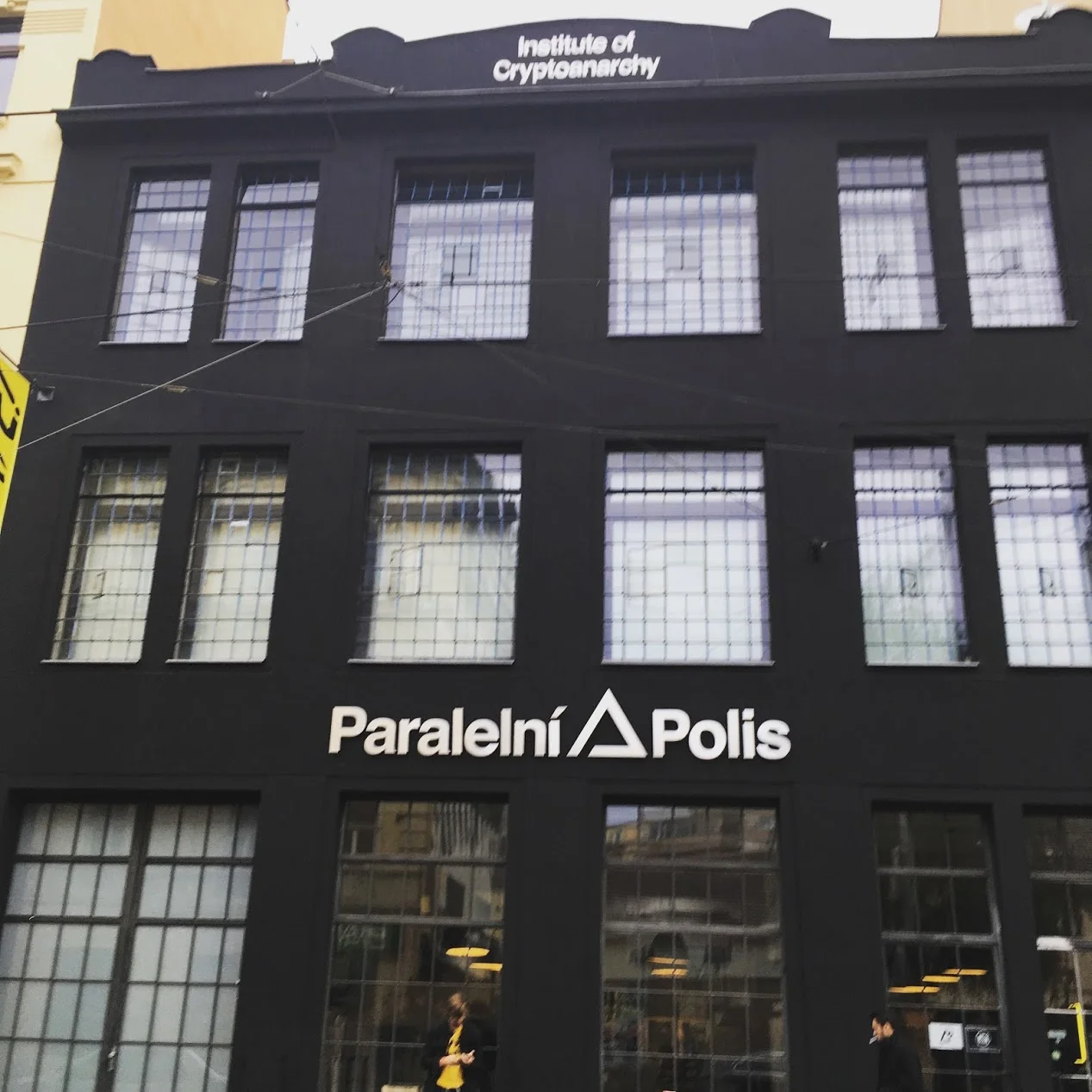 Hier treffen sich Digitalnomaden aus der ganzen Welt auf einen Kaffee, den sie mit Bitcoin bezahlen: Der Hackerspace Paralelní Polis in Prag.