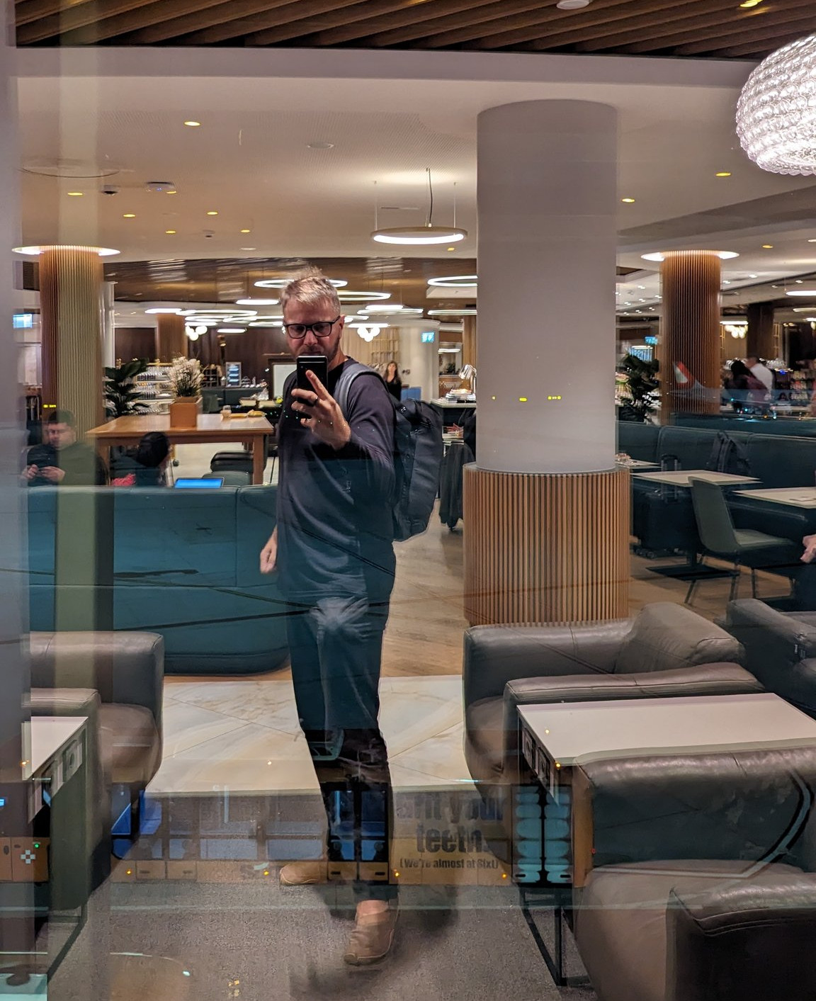 Pavol Lupták mit leichtem Gepäck in einer Flughafen-Lounge auf dem Weg nach Lateinamerika. 