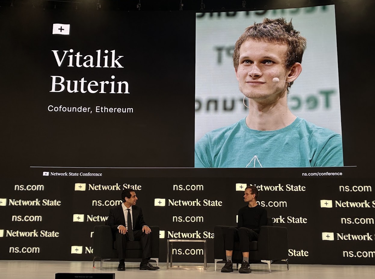„Ich bin optimistisch, dass wir da gut rauskommen. Aber vorher müssen wir durch einen Tunnel voller Hindernisse.“ – Ethereum-Gründer Vitalik Buterin (rechts) im Gespräch mit Balaji Srinivasan, dem Vordenker der Network-State-Bewegung, auf der Network State Conference in Singapur. Mehr dazu demnächst bei 1E9.