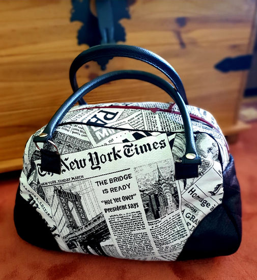 Handtasche in auffallendem Zeitungsprint