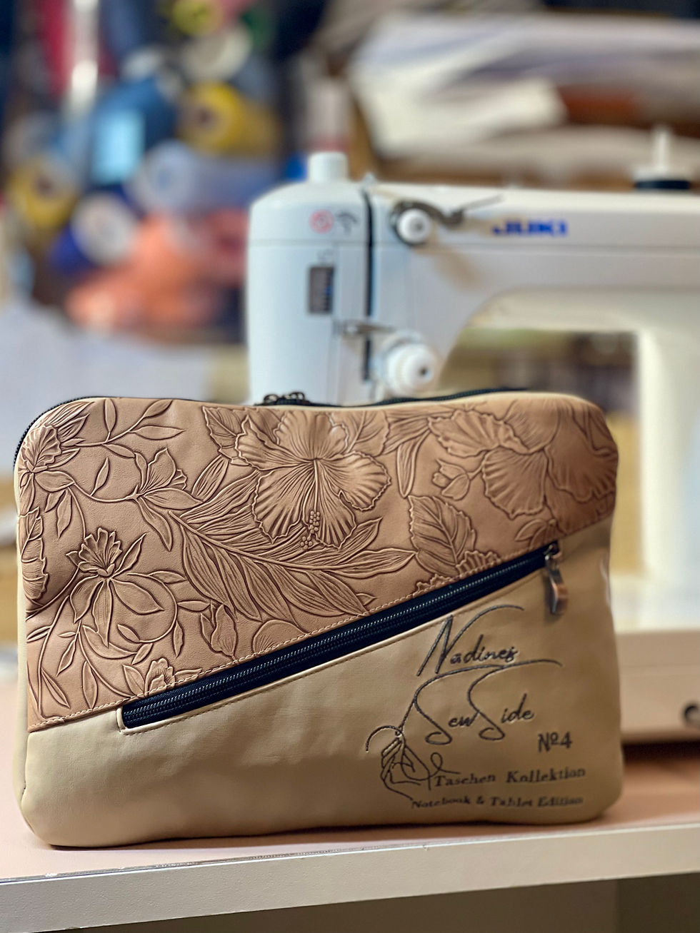 Elegante Tablettasche in beige mit floralem Design und Schriftzug „Nadines Sew Side No. 4“.