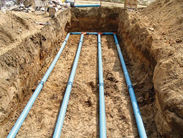 Przewody elektryczne ułożone poniżej rur wodociągowych i kanalizacyjnych - częste błędy przy wykonyw