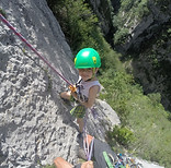 jeune grimpeur sur la haute falaise de la Mature en Aspe