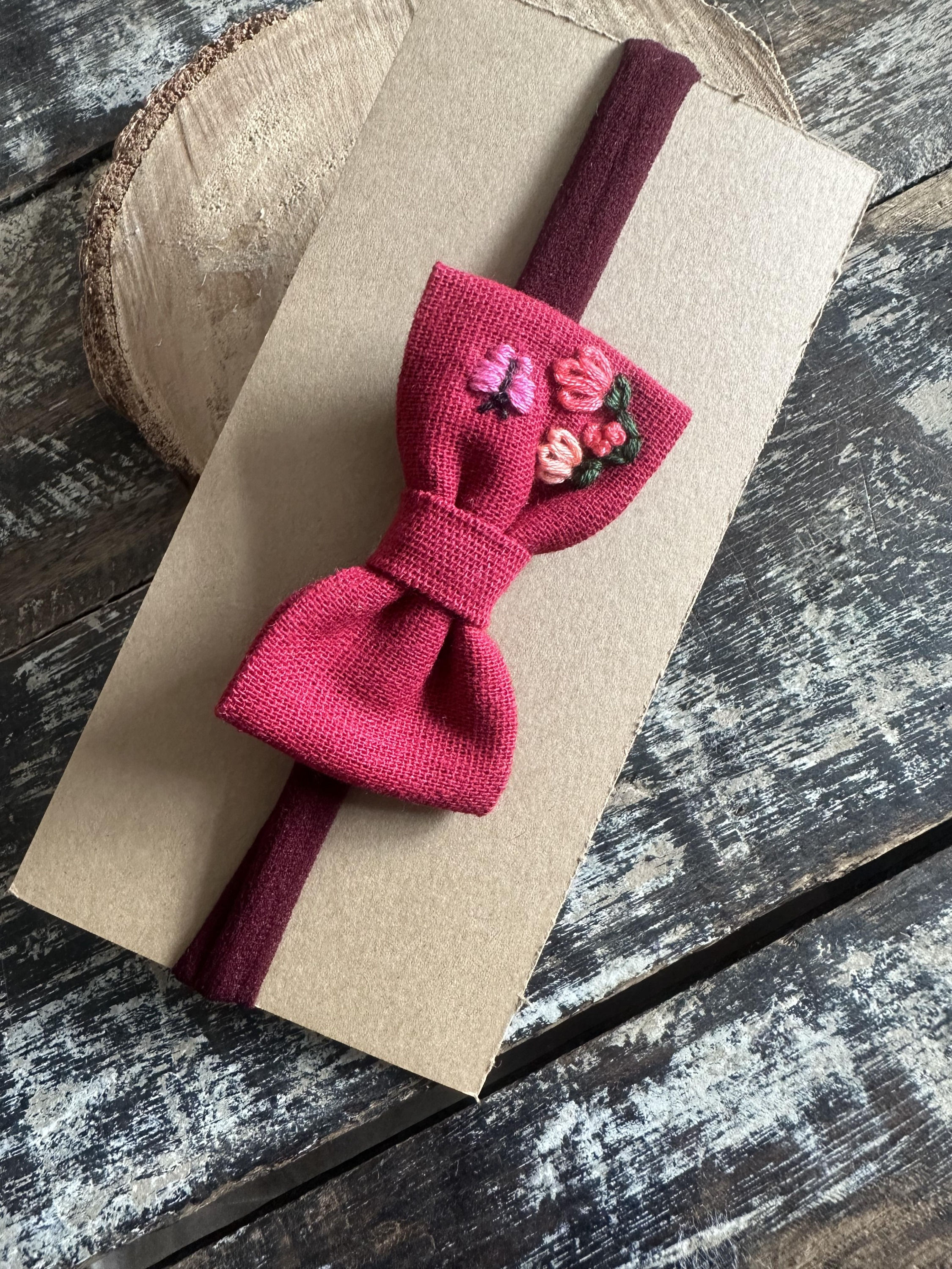 Laço Lia linho bordado • Embroidered linen Lia bow (M)