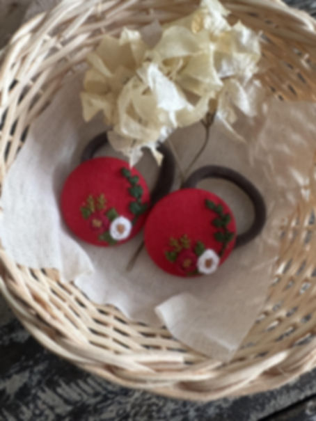 Botão linho bordado Natal • Christmas embroidered linen hair tie