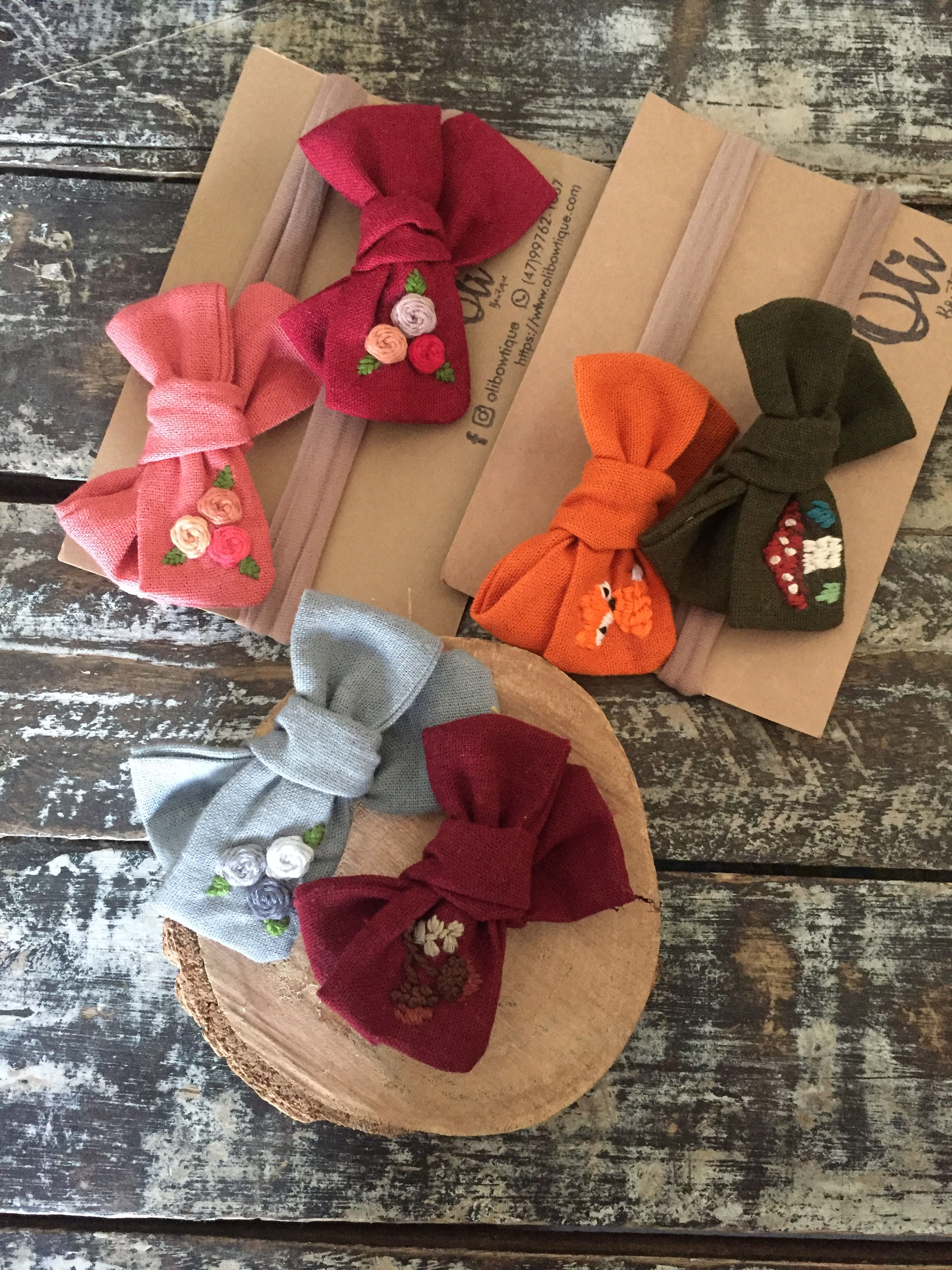 Laço Emma linho bordado • Embroidered linen Emma bow (M)