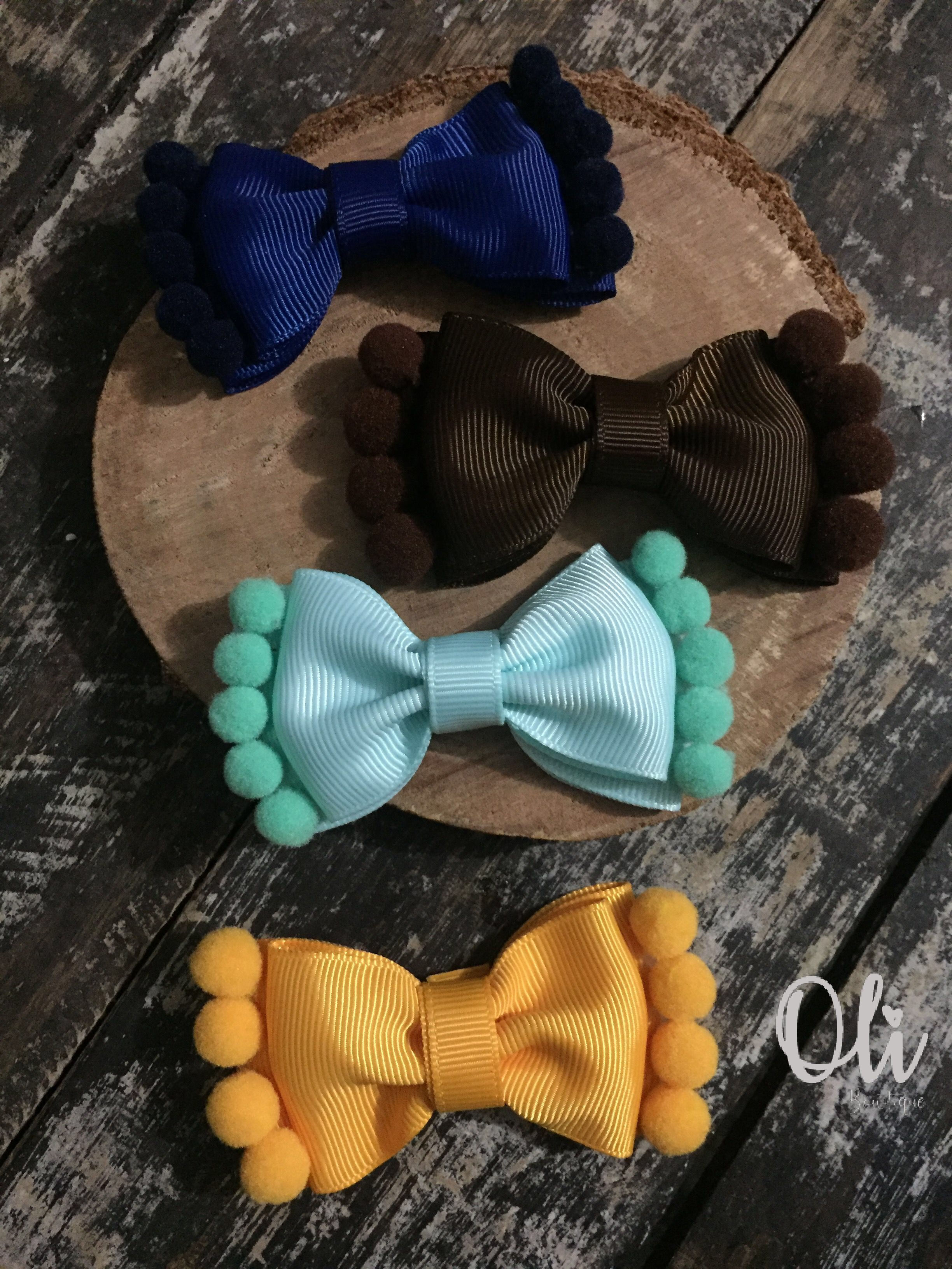 Mila bow with pompoms • Laço Mila com pompoms