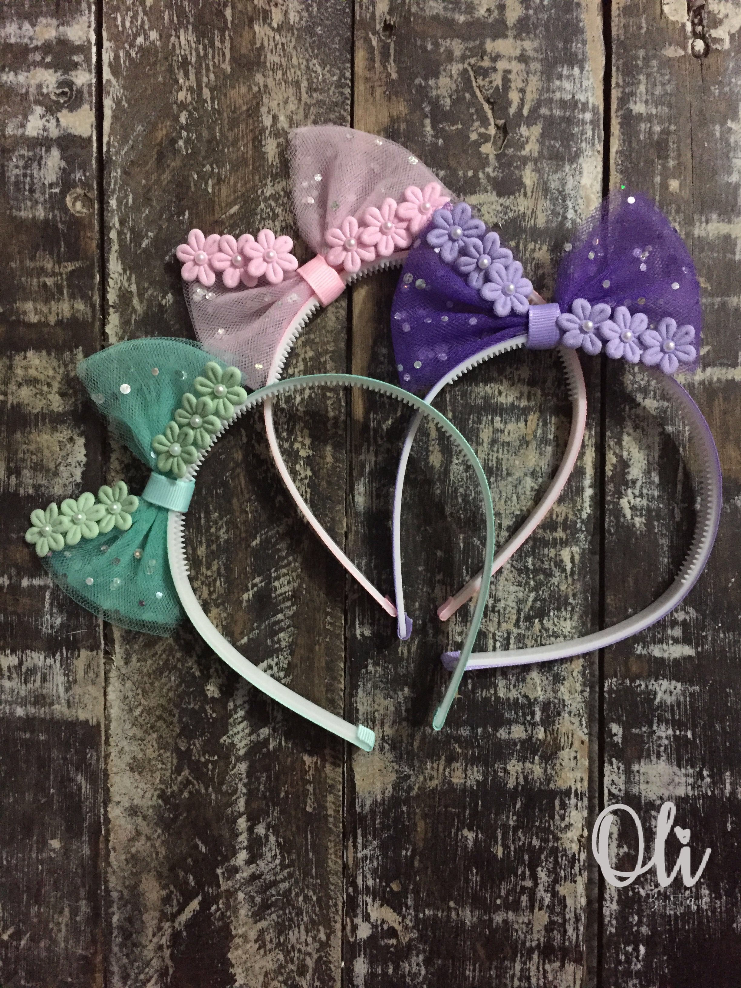 Tulle Lia bow with flowers headband • Tiara laço Lia com florzinhas em tule