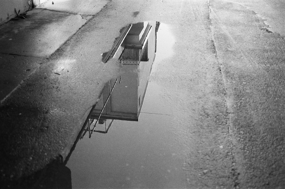 Un reflet dans flaque d'eau en ville de Bienne