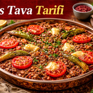 Kilis tava, kuzu kıyma, soğan, biber ve domatesle hazırlanan, tepside yüksek ısıda pişirilen geleneksel bir Güneydoğu yemeğidir. Taş fırın lezzetinde yapmak için tüm püf noktaları bu tarifte.