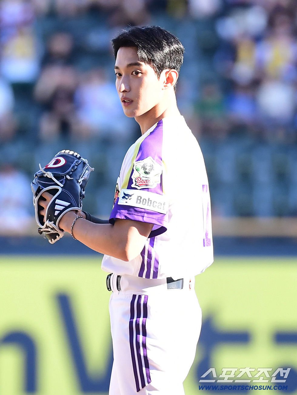 Dokyeom, a member of Seventeen, returns to Jamsil Stadium after 2 years. The game between Doosan and LG held at Jamsil Stadium on the 26th.