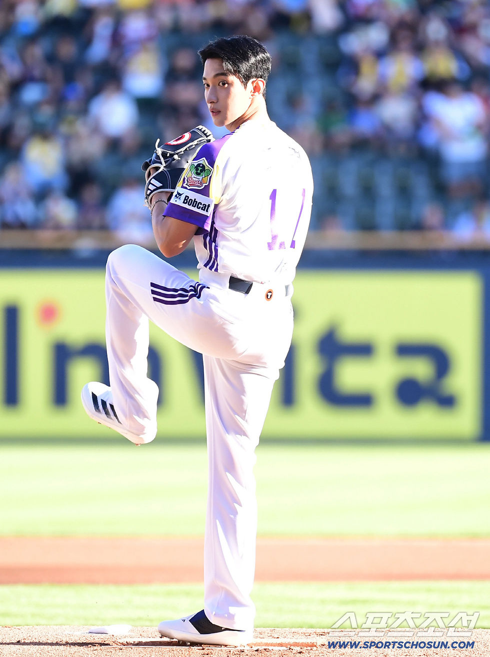 The game between Doosan and LG held at Jamsil Stadium on the 26th. Seventeen member Dokyeom throwing the first pitch.