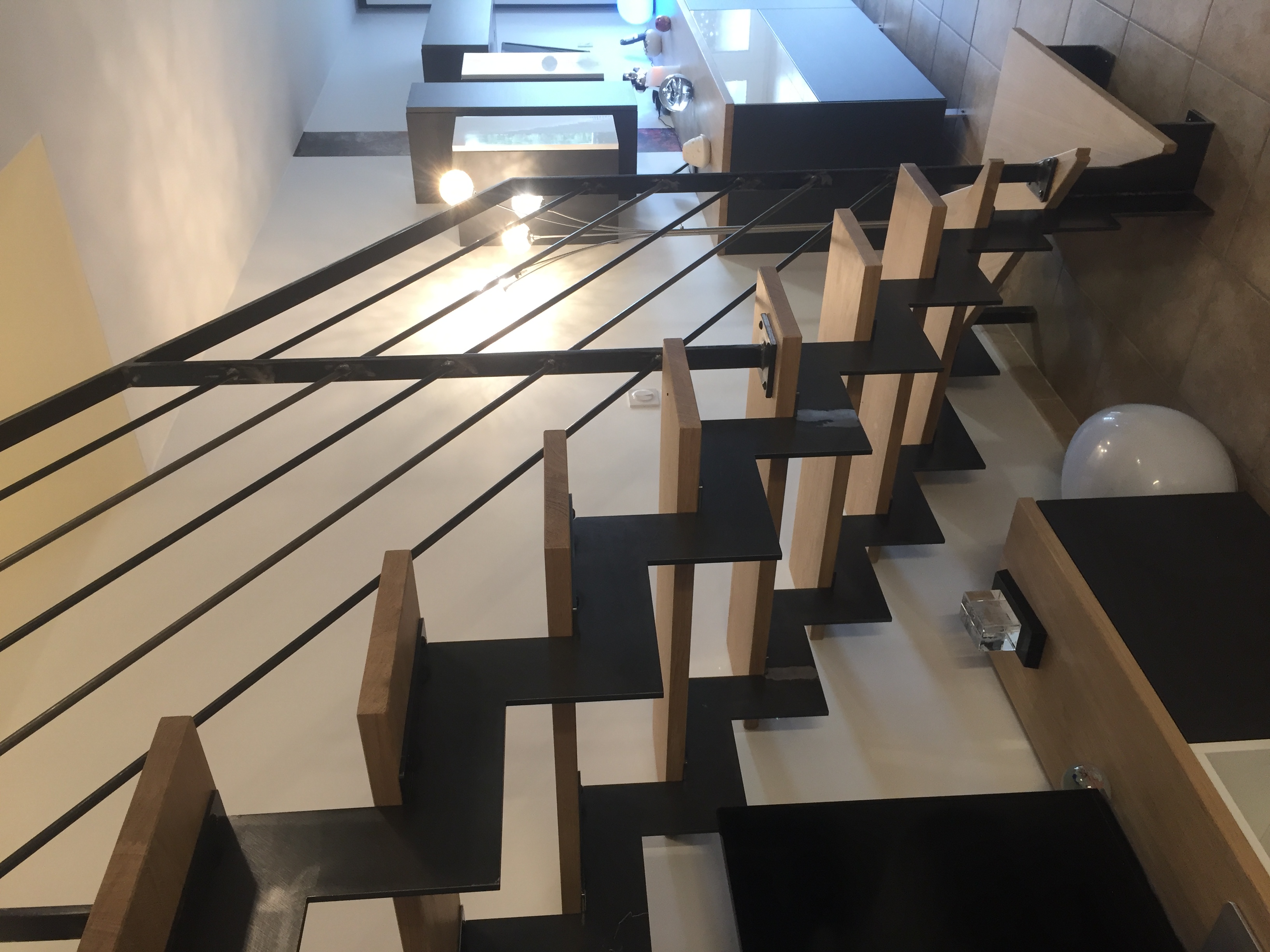 Escalier en acier brut et bois