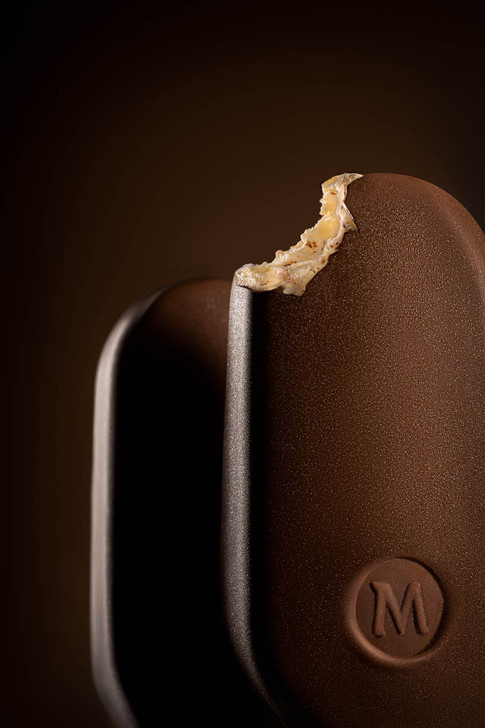 Magnum nanuk, odhryznute z nanuku, cokoladovy na nuk. 