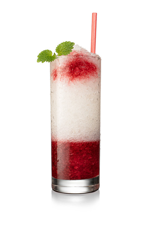 Drink - koktail s drvenym ladom, prichut lesne plody, jahoda, so slamkou na bielom pozadi.