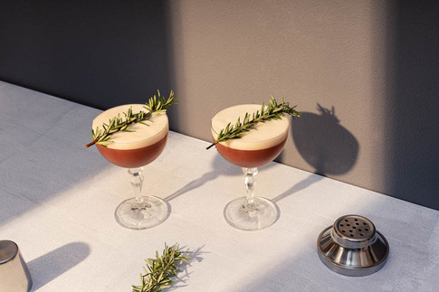 rozmarin drinky, rozmarínové koktaily v historickom pohari pri zapade slnka. Rozmarin coctail. 