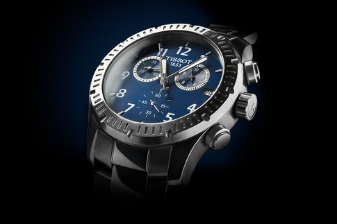 hodinky Tissot na ciernom pozadi.