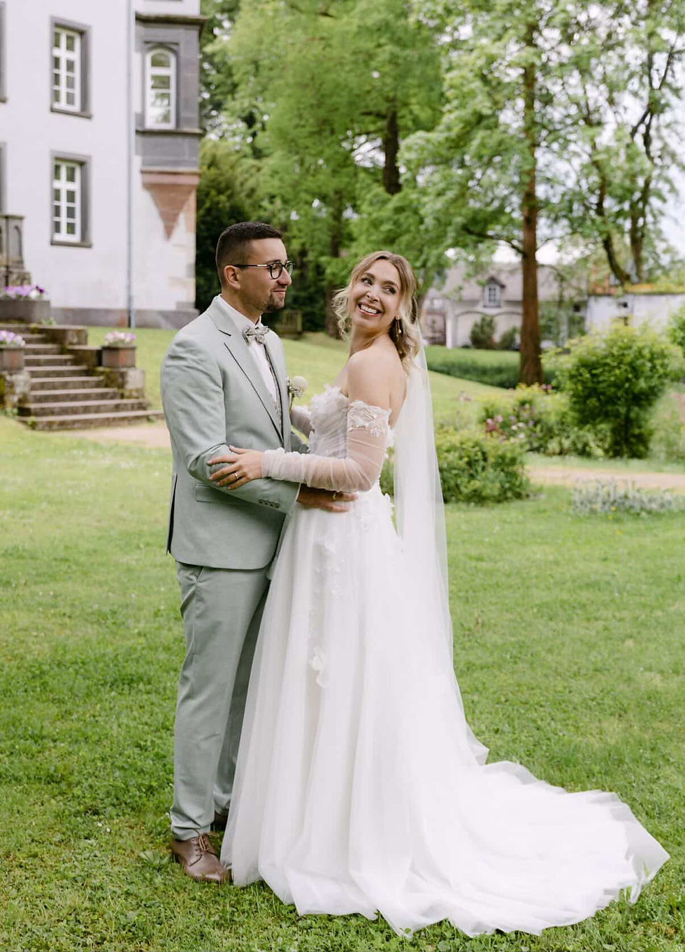 MODERNE BRAUTKLEIDER FULDA BRAUTMODENGESCHÄFT MONIQUE BRAUTMODE FULA STANDESAMTOUTFITS HOCHZEITSFOTOGRAFIE