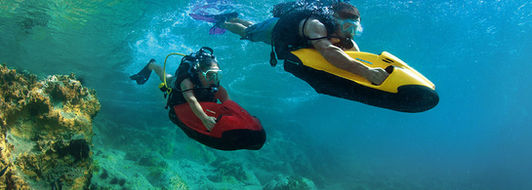 Due persone che fanno snorkeling con Seabob sott'acqua a Cannigione