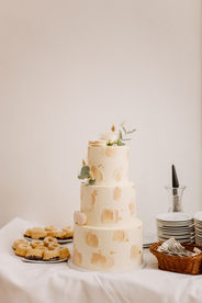 Klassische dreistöckige Hochzeitstorte mit Blumen Zuckerbäckerinbackt