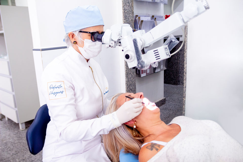 Atendimento na Clínica Odonto Vasques com Microscópio Eletrônico