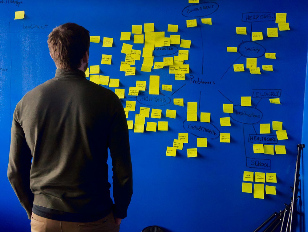 bos menatap ide inovasi di sticky note