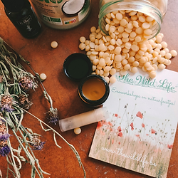 workshop: natuurlijk zelfgemaakt. In deze korte reeks ontdek je hoe je met eenvoudige, natuurlijke ingrediënten je eigen middeltjes maakt voor het dagelijks leven. Alles is haalbaar, niet-toxisch en zacht voor zowel je lichaam als de aarde.