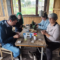 workshop: natuurlijk zelfgemaakt. In deze korte reeks ontdek je hoe je met eenvoudige, natuurlijke ingrediënten je eigen middeltjes maakt voor het dagelijks leven. Alles is haalbaar, niet-toxisch en zacht voor zowel je lichaam als de aarde.