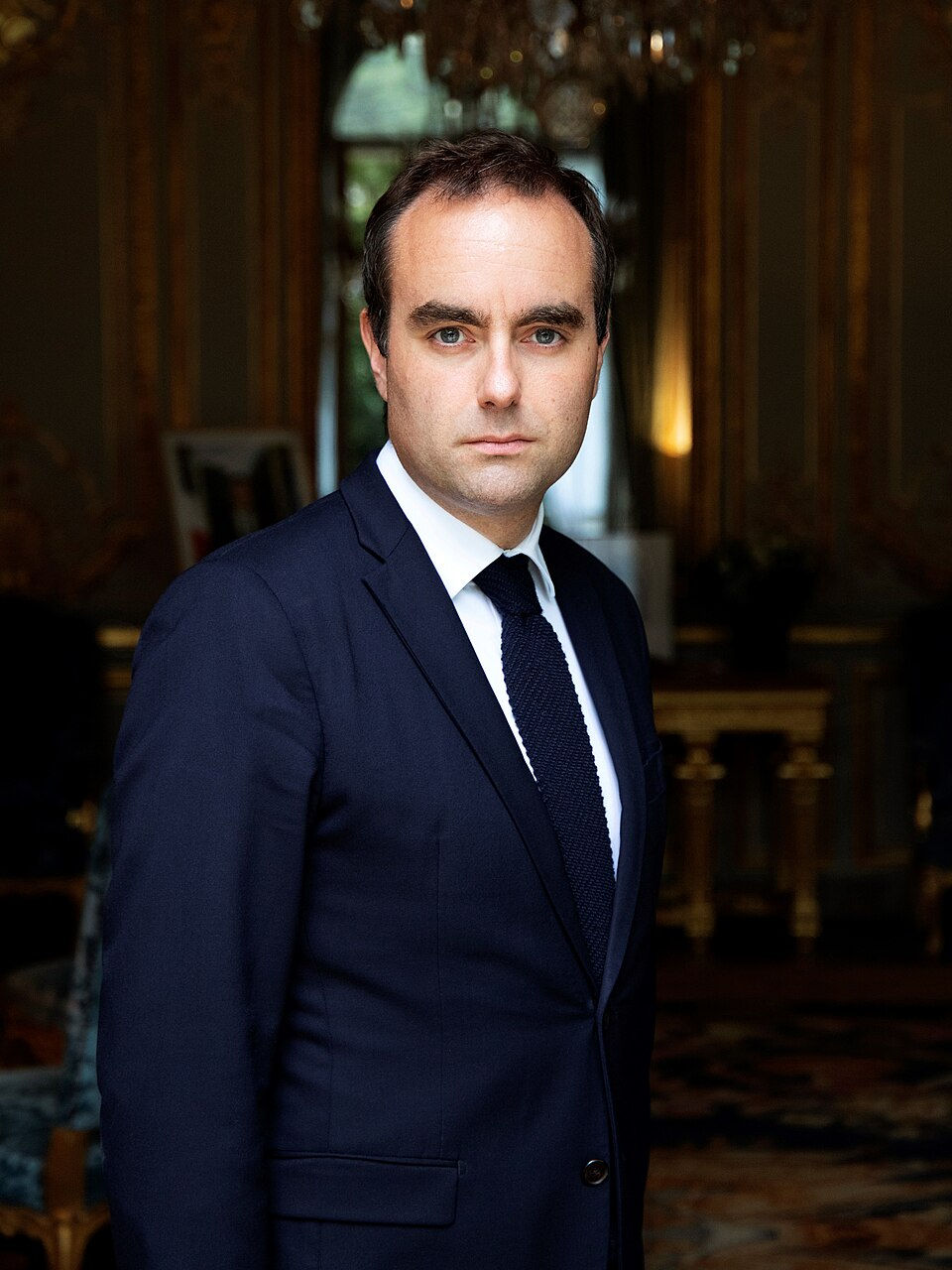 Dès sa nomination, le nouveau Premier Ministre engage des consultations.