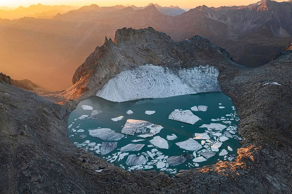 Treibeisschollen unterschiedlicher Grösse im türkisfarbenen Gletschersee