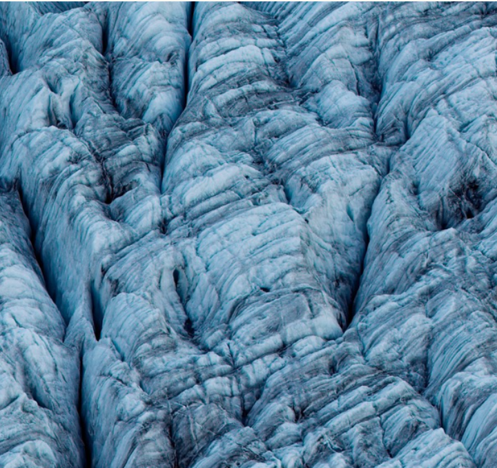 Detail des Aletschgletschers mit tiefen Spalten und Schatten im blauen Eis.