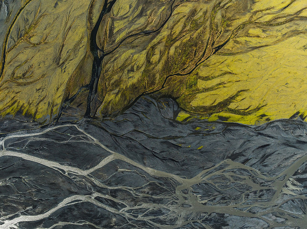 Goldenes Sediment und silberne Ströme bilden parallele Erosionslinien