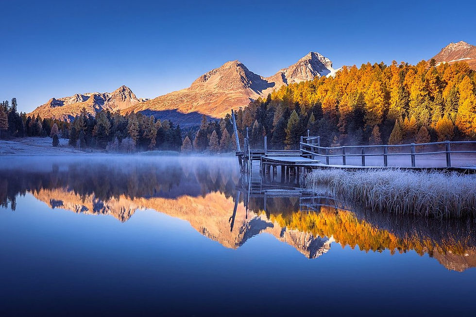 Reif und Nebel über dem Stazersee mit feinen Froststrukturen