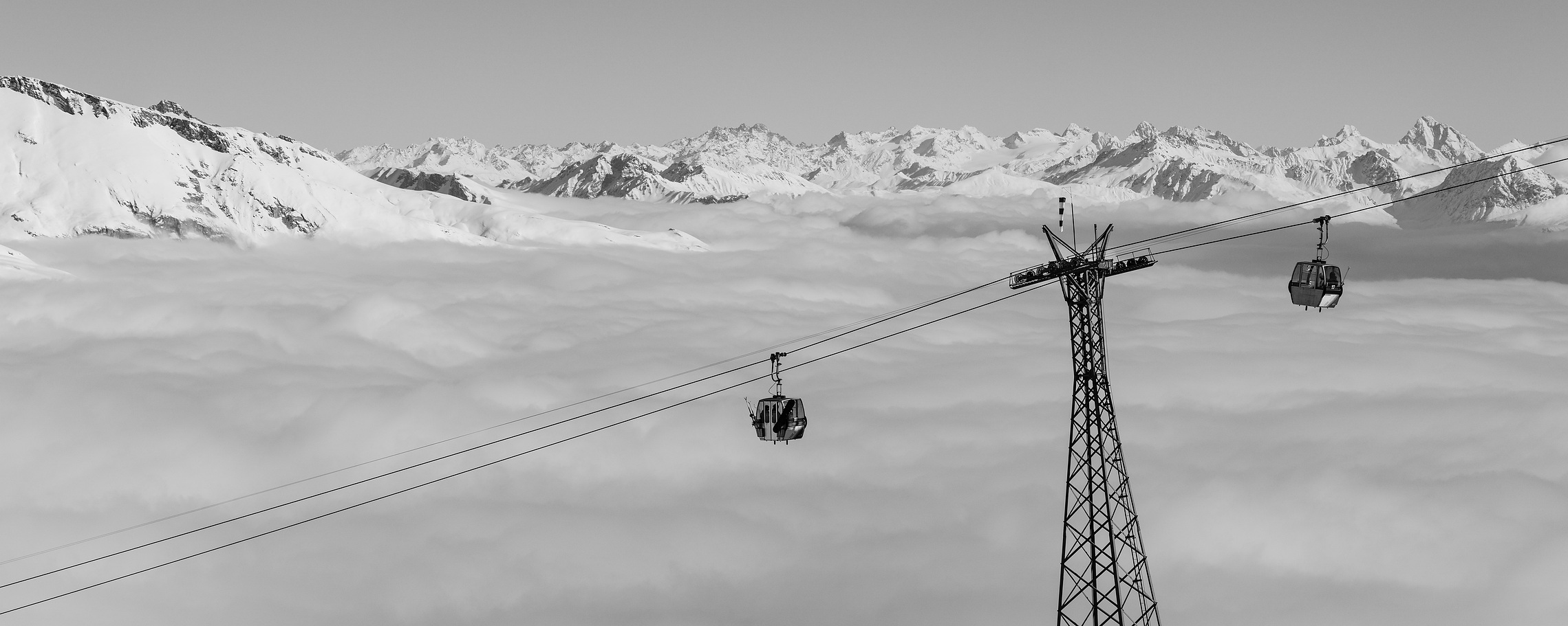 Alte Seilbahn Masegn–Vorab über alpiner Landschaft bei Laax