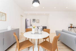 La cucina di un immobile ristrutturato per la vendita allestita con home staging