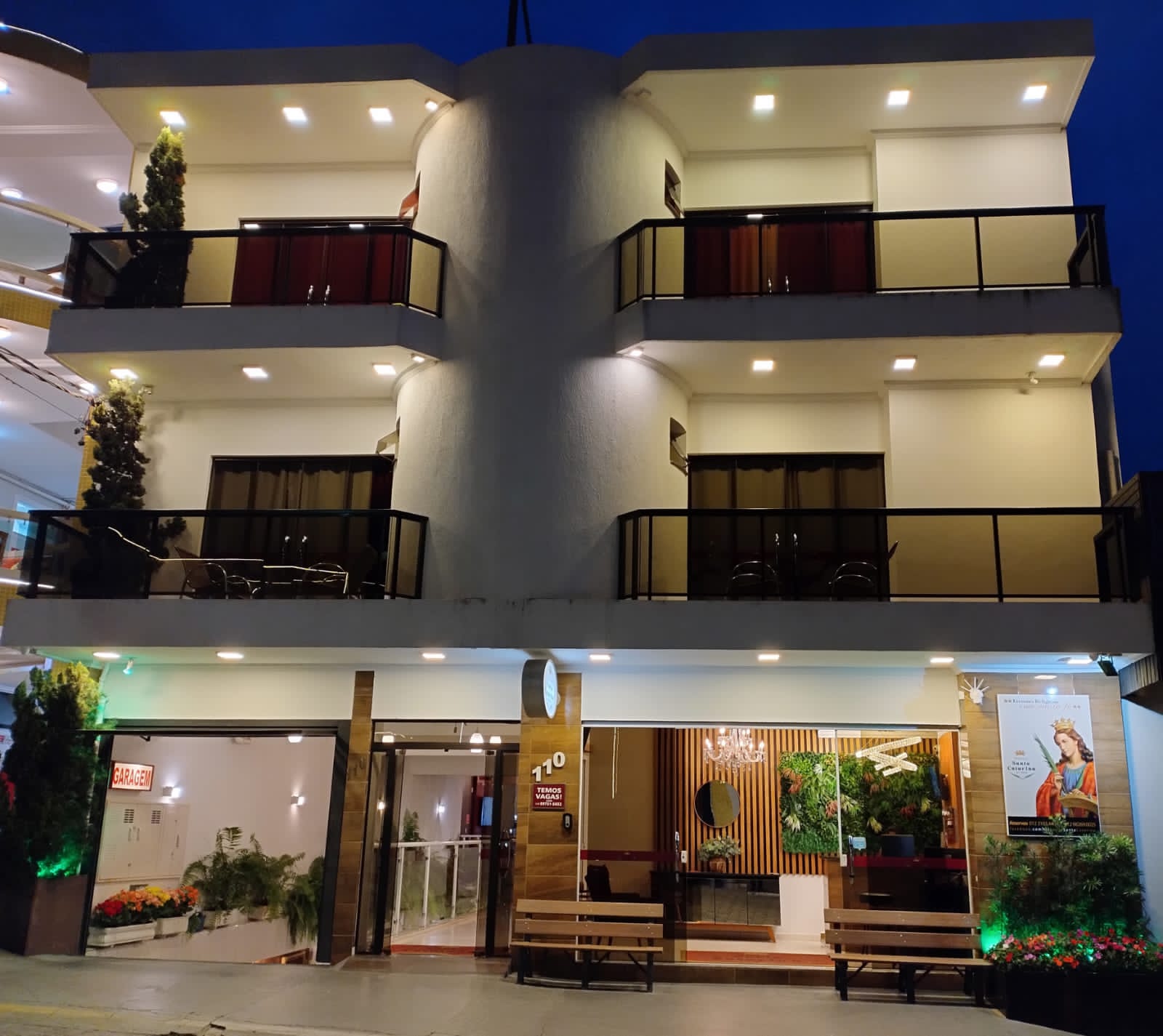 Fachada iluminada da Pousada Santa Catarina à noite