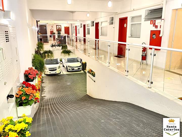 Rampa da garagem com flores e carros estacionados