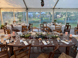 Location de Table en bois ovale rustique et chaise en bois dépareillée pour votre Mariage, soirée de gala, soirée d'entreprise...Sur Fougères, Rennes, Vitré, St Malo, Dol de Bretagne, Antrain... en Ille et Vilaine 35 mais aussi en Bretagne, Normandie, Pays de la Loire...