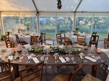 Location de Table en bois ovale rustique et chaise en bois dépareillée pour votre Mariage, soirée de gala, soirée d'entreprise...Sur Fougères, Rennes, Vitré, St Malo, Dol de Bretagne, Antrain... en Ille et Vilaine 35 mais aussi en Bretagne, Normandie, Pays de la Loire...