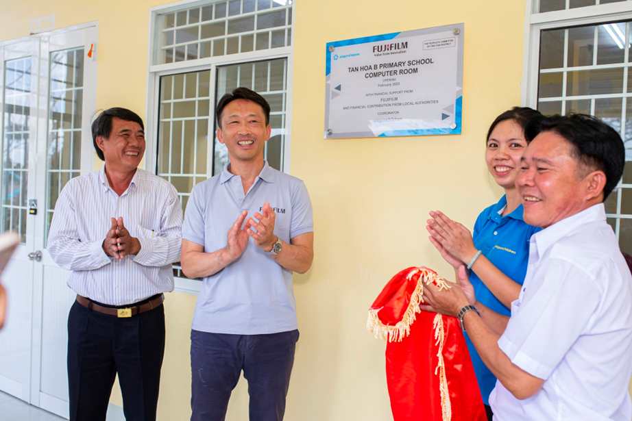 Hình ảnh: Fanpage Saigon Children's Charity. Hoạt động trao tặng phòng Tin học cho trường tiểu học Tân Hòa B (huyện Tiểu Cần, Trà Vinh) cùng với đối tác tài trợ, công ty Fujifilm