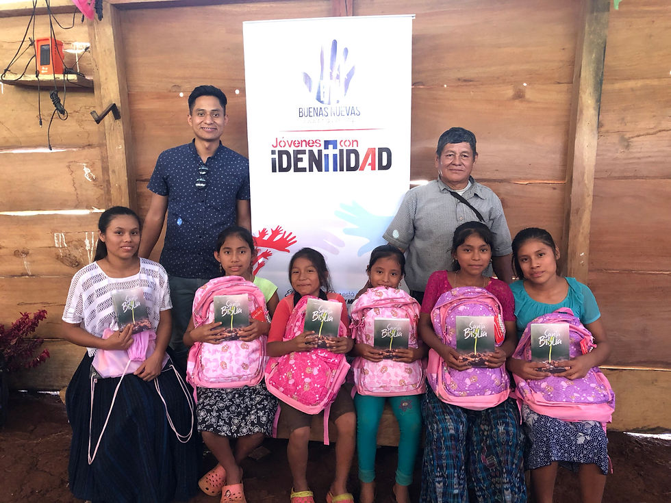 Donación de útiles escolares a niñas