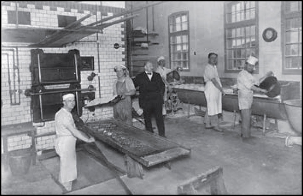Bäckermeister Gröger in der Backstube seiner »Wiener Bäckerei«. Im Vordergrund liegen frische Barches, die Gröger als besondere Spezialität anpries. Foto: Staatsarchiv Bremen