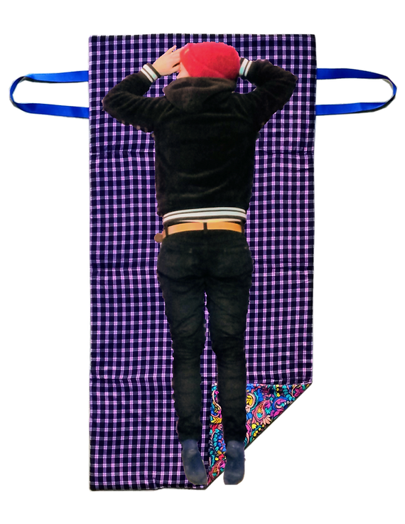 un format maître yogaga déplié avec une personne allongée dessus