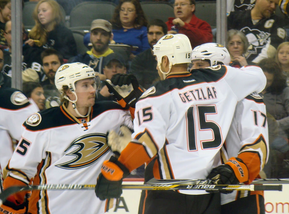 DSC09998 ___The Anaheim Ducks celebrate a goal [NHL Faceoff 2014- PIT vs. ANA Home Opener