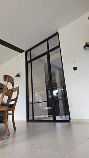Porte pivot en verre avec structure métallique fine réalisée par Gio Trotta Design