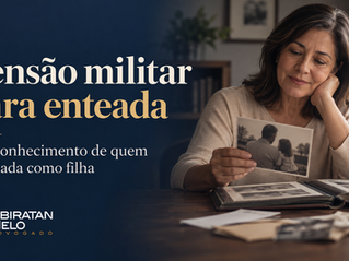 Mulher observando fotografia de família, com o texto “Pensão militar para enteada: o reconhecimento de quem foi criada como filha.