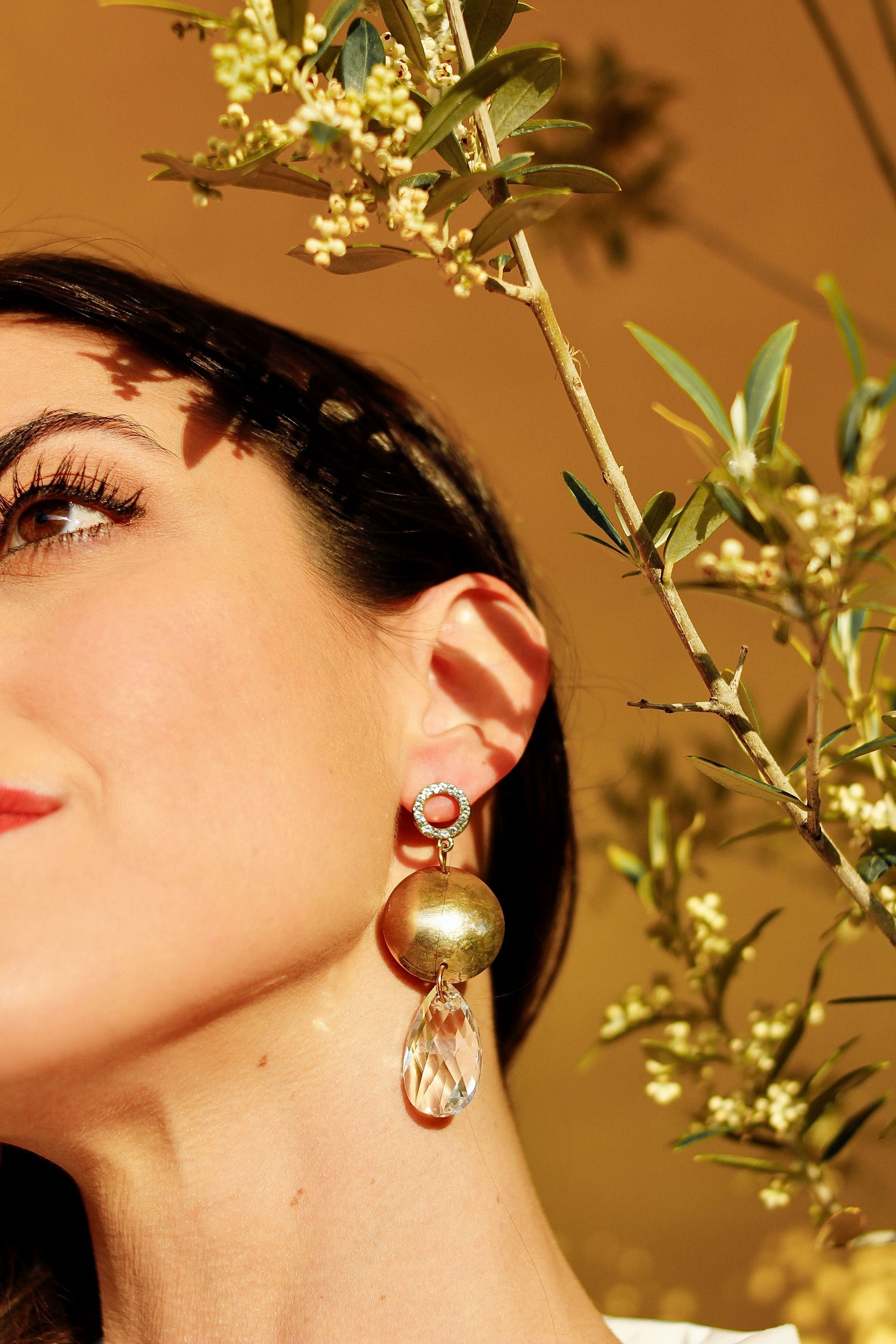 Pendientes con tachuelas, strass, chapado en oro y cristal